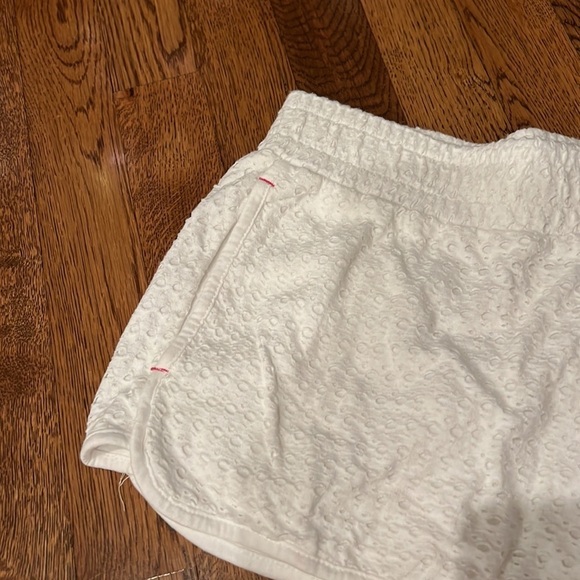 Hi-Line Woman’s White Shorts Size Small - Picture 2 of 5